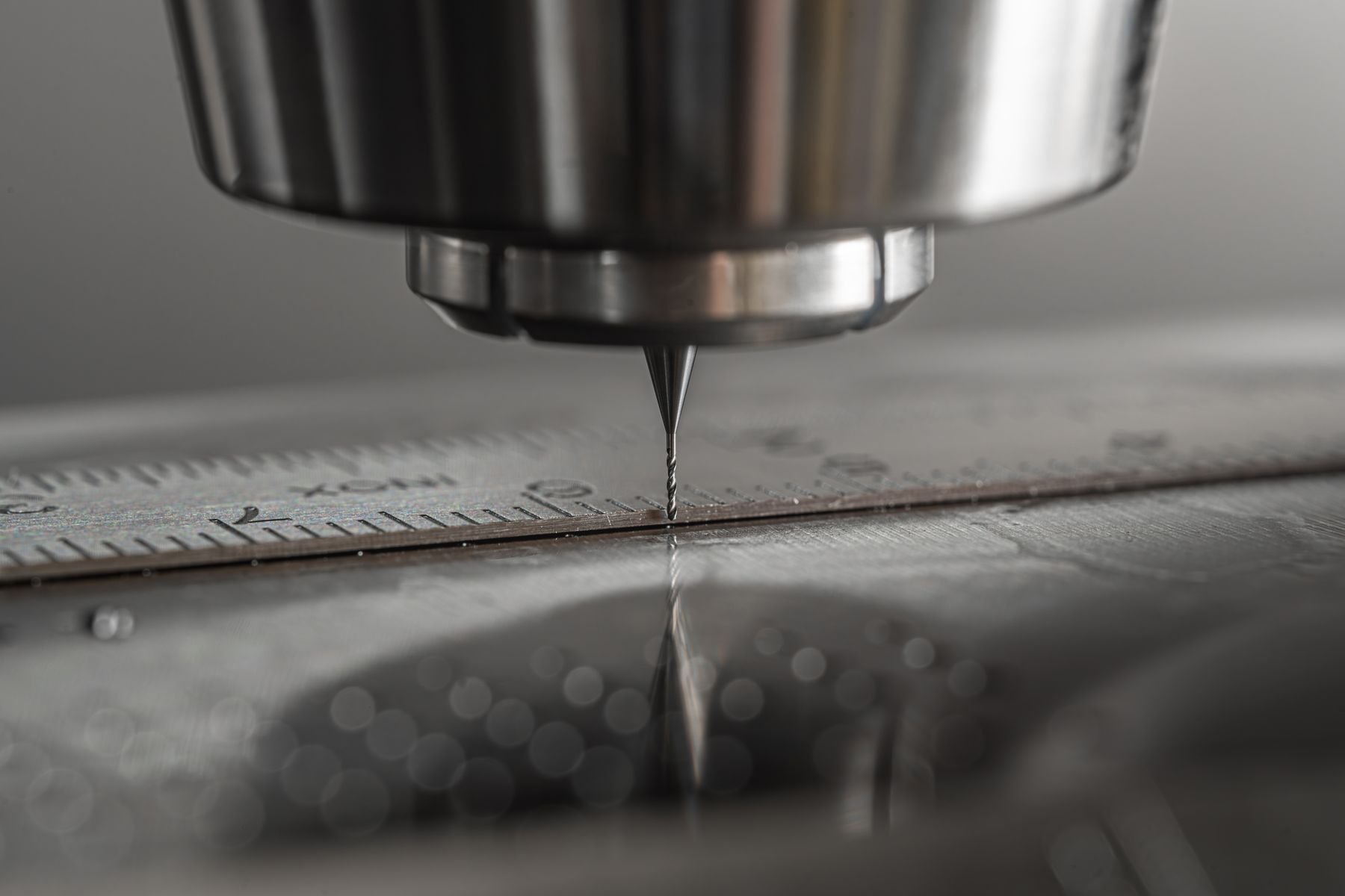 Maquinado de precisión en una máquina CNC