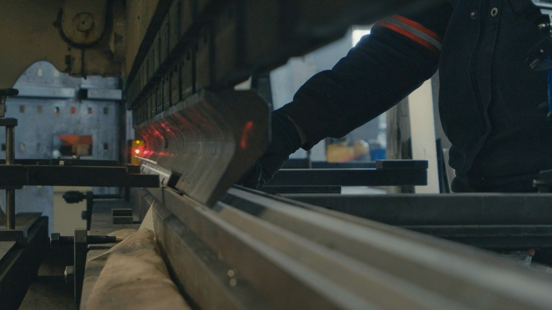 Trabajo de manufactura y conformado de metal en taller